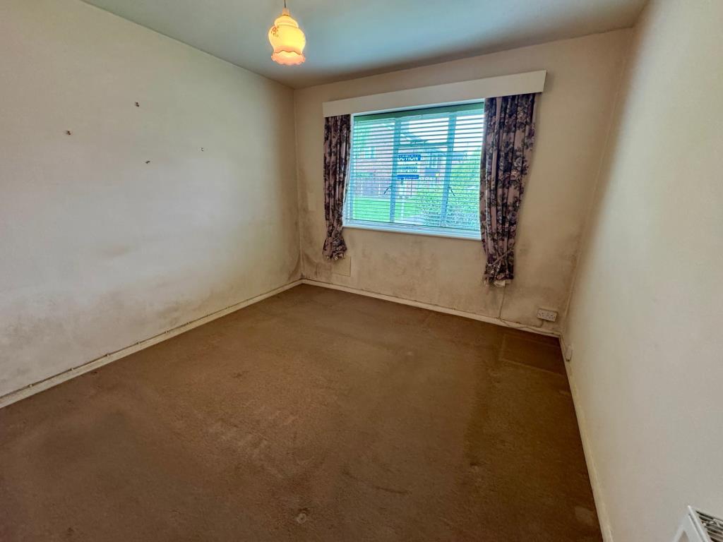Lot: 164 - GROUND FLOOR TWO-BEDROOM GARDEN FLAT WITH SHARE OF FREEHOLD - Bedroom 1